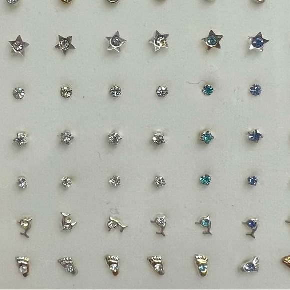 22g nose jewelry . Tray full of 120 nose pins for $25 - Picture 1 of 5